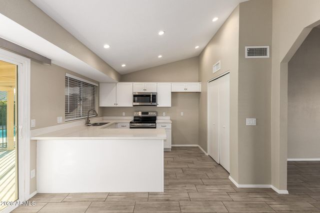 8057 W DREYFUS Drive, Peoria, AZ 85381