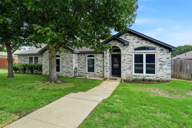 423 Fall Cedar Drive, Fort Worth, TX 76108