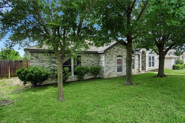 423 Fall Cedar Drive, Fort Worth, TX 76108