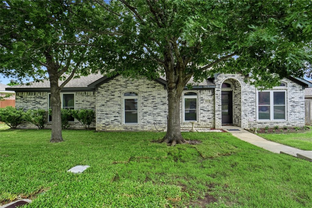 423 Fall Cedar Drive, Fort Worth, TX 76108