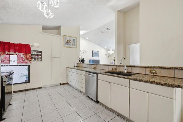 4080 NW 1st Pl, Deerfield Beach, FL 33442
