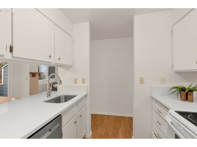 47 EAGLE CREST Dr 26-B, Lake Oswego, OR 97035