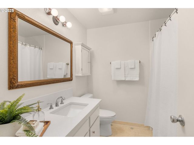 47 EAGLE CREST Dr 26-B, Lake Oswego, OR 97035