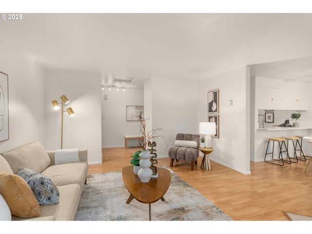 47 EAGLE CREST Dr 26-B, Lake Oswego, OR 97035