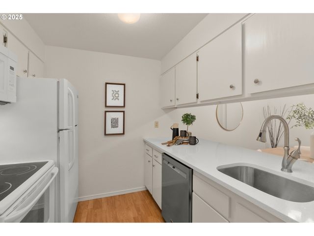 47 EAGLE CREST Dr 26-B, Lake Oswego, OR 97035