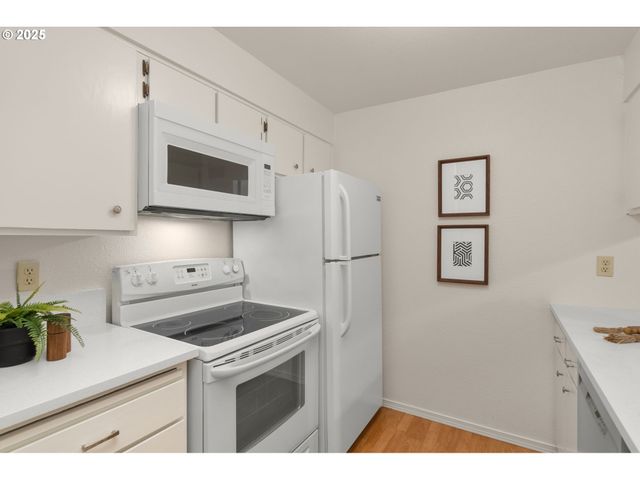 47 EAGLE CREST Dr 26-B, Lake Oswego, OR 97035