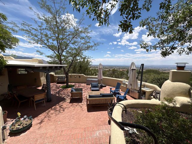 218 Spring Creek Lane NE, Albuquerque, NM 87122