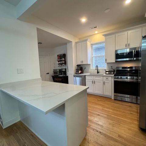 7804 S Paxton Avenue, Chicago, IL 60649