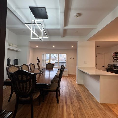 7804 S Paxton Avenue, Chicago, IL 60649