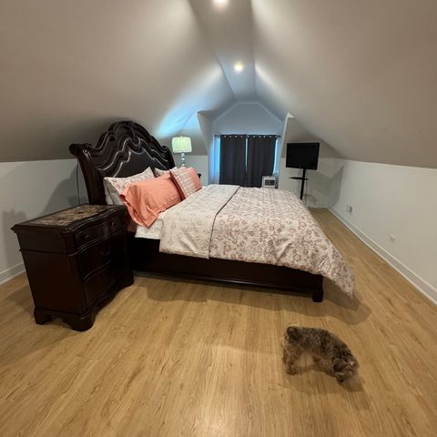 7804 S Paxton Avenue, Chicago, IL 60649