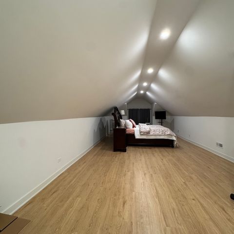 7804 S Paxton Avenue, Chicago, IL 60649