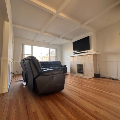 7804 S Paxton Avenue, Chicago, IL 60649