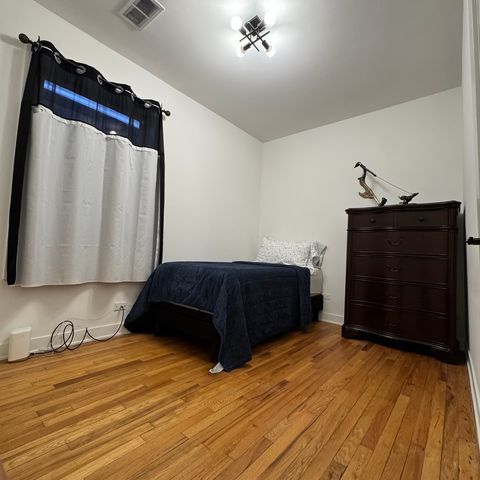 7804 S Paxton Avenue, Chicago, IL 60649