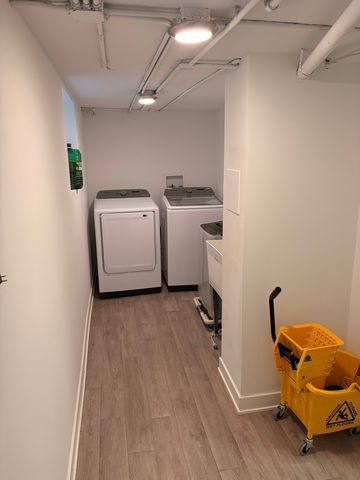 7804 S Paxton Avenue, Chicago, IL 60649