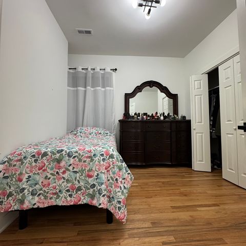 7804 S Paxton Avenue, Chicago, IL 60649