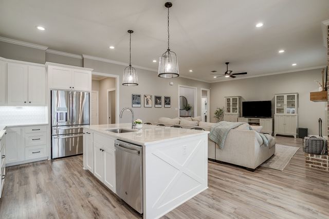 808 Gallant Fox Road, Hewitt, TX 76643