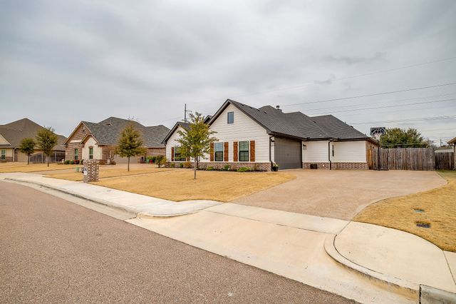 808 Gallant Fox Road, Hewitt, TX 76643