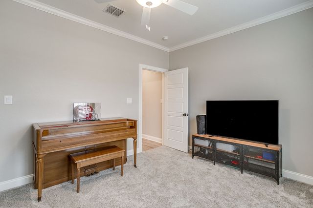 808 Gallant Fox Road, Hewitt, TX 76643