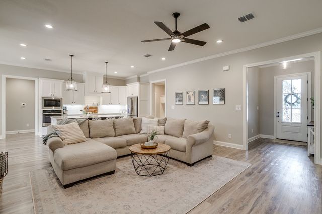 808 Gallant Fox Road, Hewitt, TX 76643