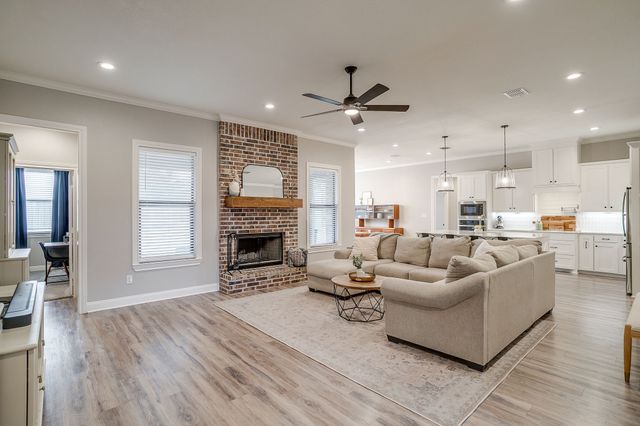 808 Gallant Fox Road, Hewitt, TX 76643