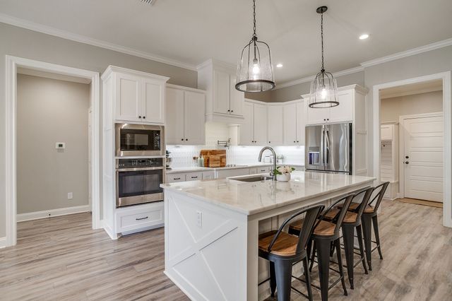 808 Gallant Fox Road, Hewitt, TX 76643