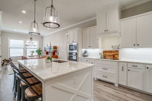 808 Gallant Fox Road, Hewitt, TX 76643