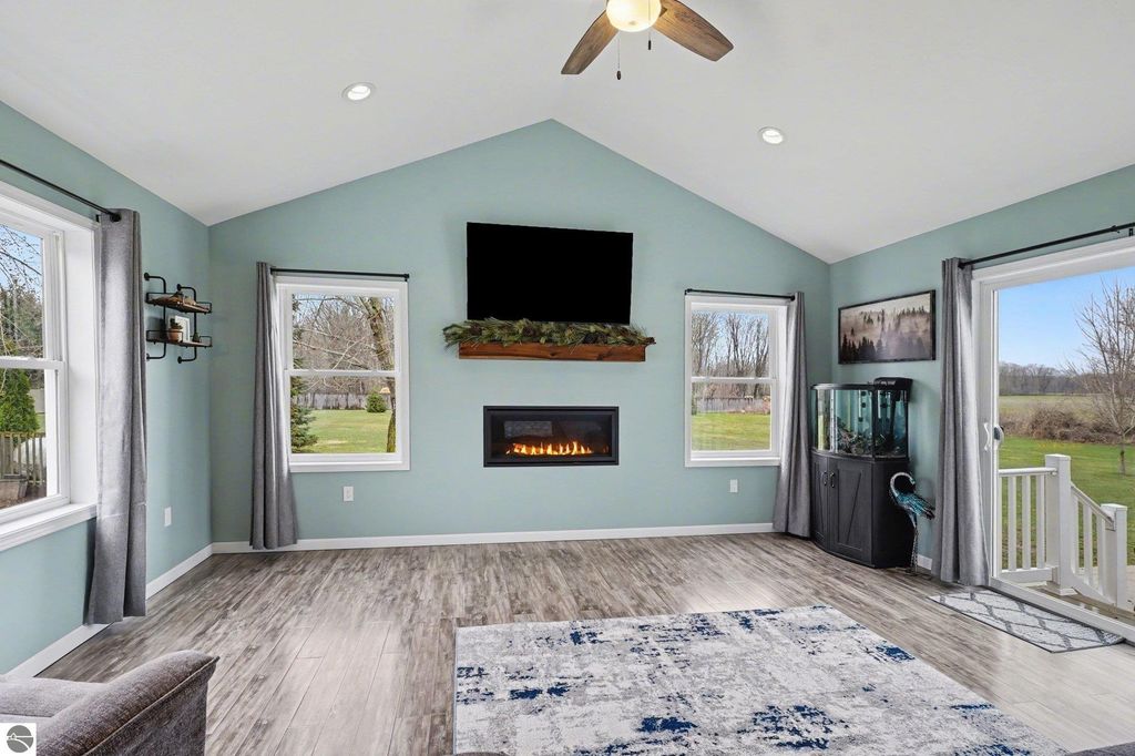 Image 11 of property listing at 8221 N Rich Road, Alma, MI 48801