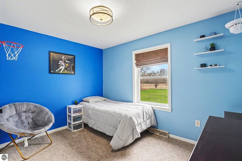 Image 14 of property listing at 8221 N Rich Road, Alma, MI 48801