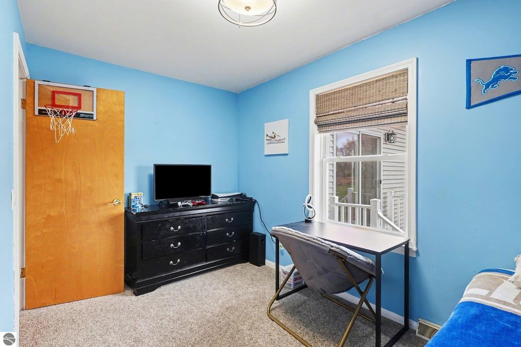 Image 17 of property listing at 8221 N Rich Road, Alma, MI 48801