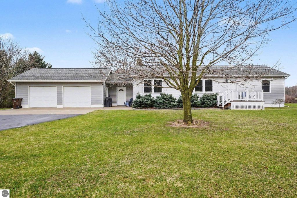 Image 2 of property listing at 8221 N Rich Road, Alma, MI 48801