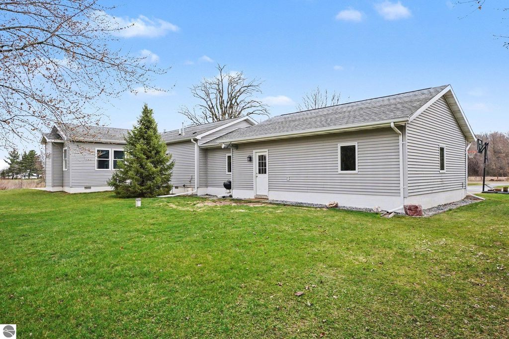 Image 22 of property listing at 8221 N Rich Road, Alma, MI 48801
