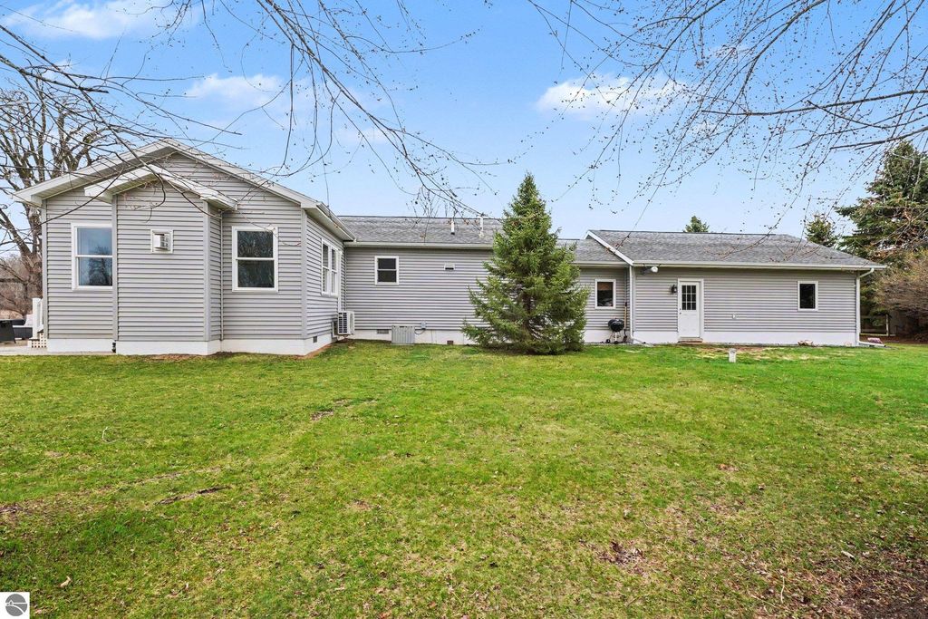 Image 24 of property listing at 8221 N Rich Road, Alma, MI 48801