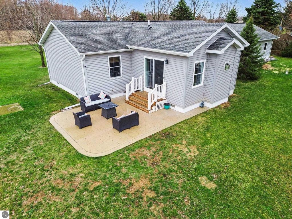 Image 27 of property listing at 8221 N Rich Road, Alma, MI 48801