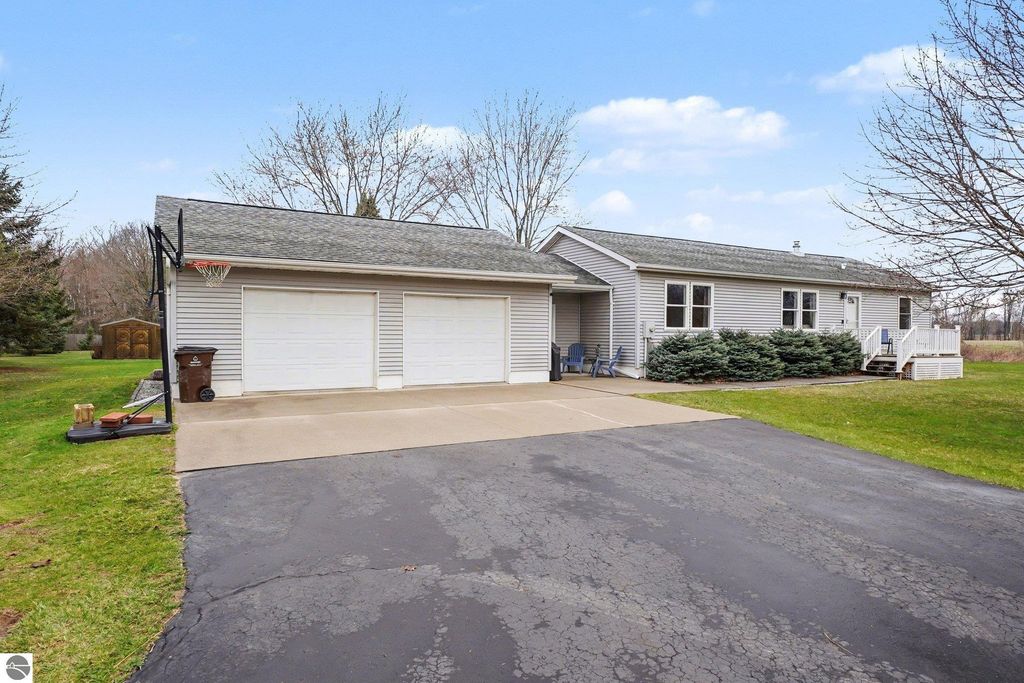 Image 3 of property listing at 8221 N Rich Road, Alma, MI 48801