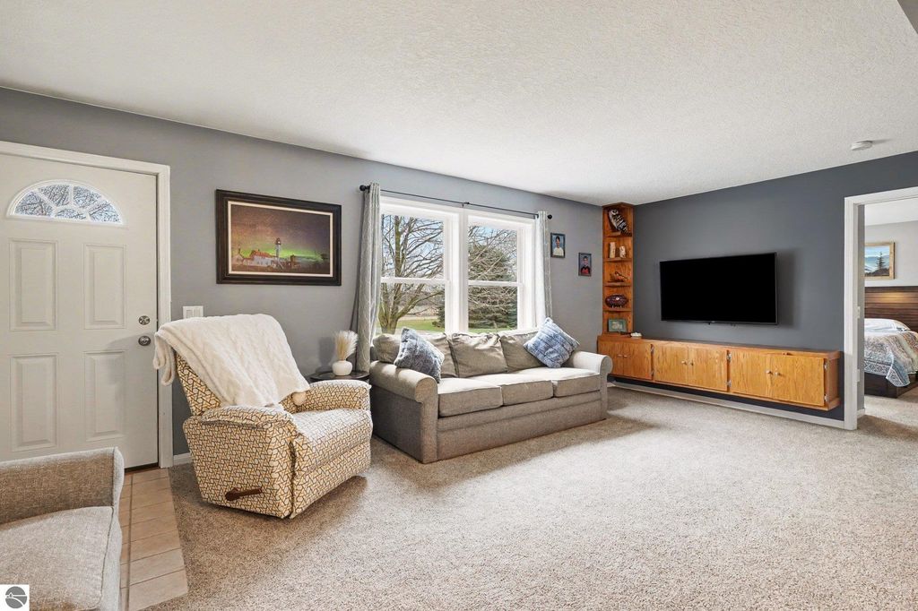 Image 4 of property listing at 8221 N Rich Road, Alma, MI 48801