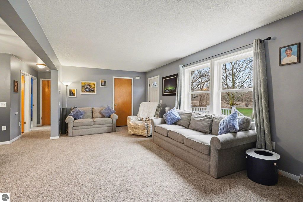 Image 5 of property listing at 8221 N Rich Road, Alma, MI 48801