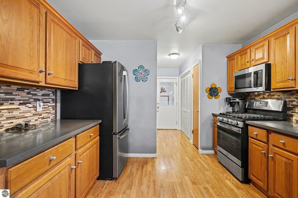 Image 8 of property listing at 8221 N Rich Road, Alma, MI 48801