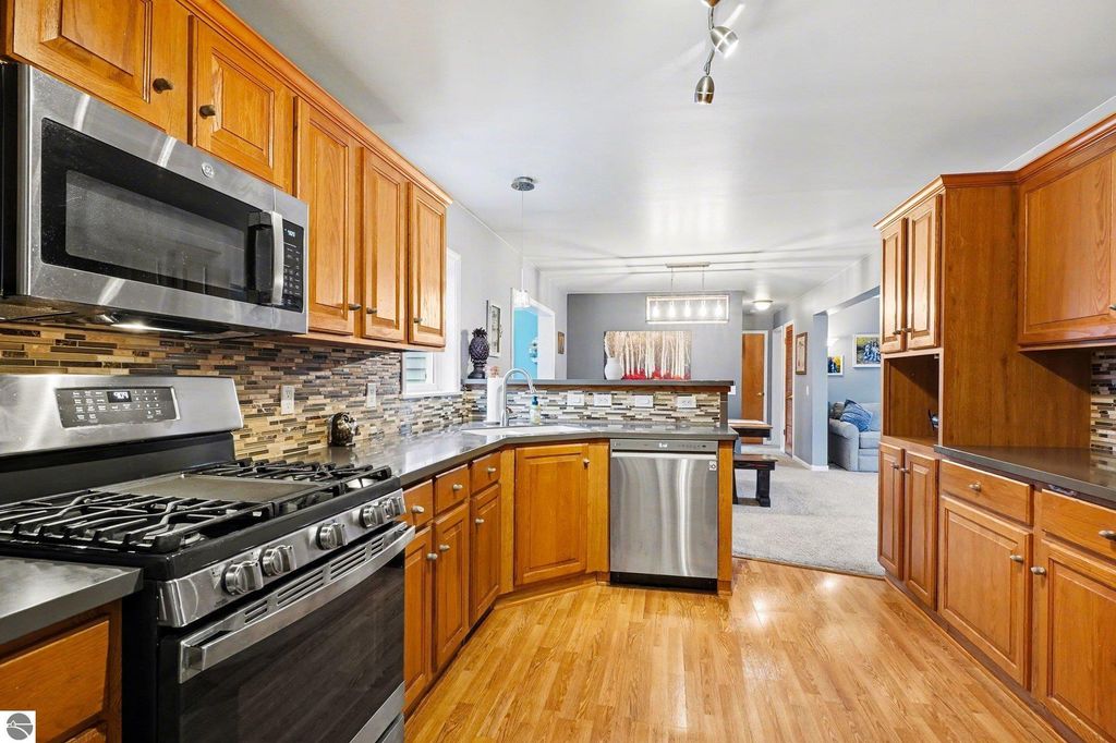 Image 9 of property listing at 8221 N Rich Road, Alma, MI 48801