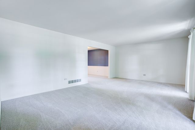 907 Secretariat Drive, Naperville, IL 60540