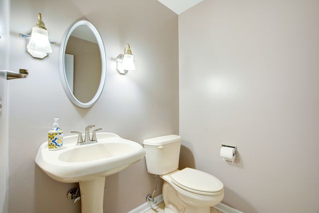 907 Secretariat Drive, Naperville, IL 60540