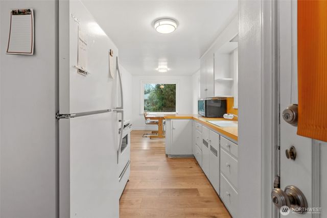 9748 Dayton Avenue N, Seattle, WA 98103