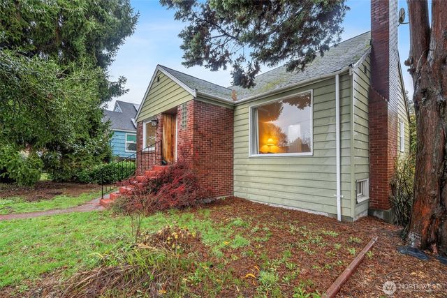 9748 Dayton Avenue N, Seattle, WA 98103