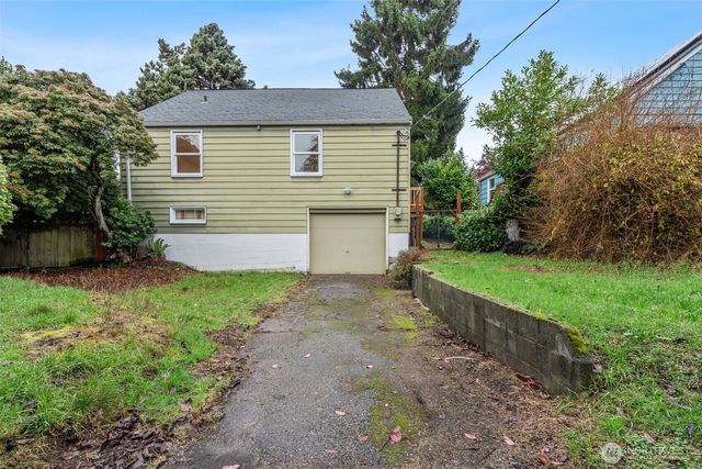 9748 Dayton Avenue N, Seattle, WA 98103