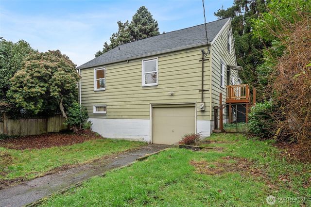 9748 Dayton Avenue N, Seattle, WA 98103