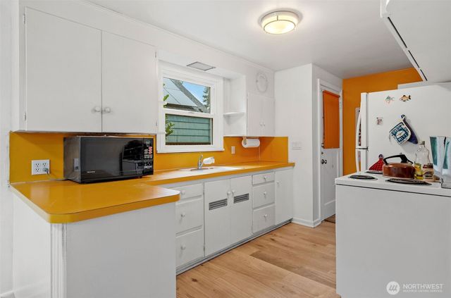 9748 Dayton Avenue N, Seattle, WA 98103