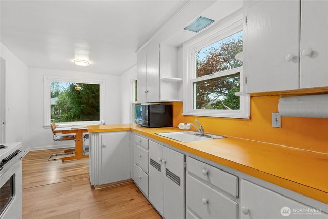 9748 Dayton Avenue N, Seattle, WA 98103