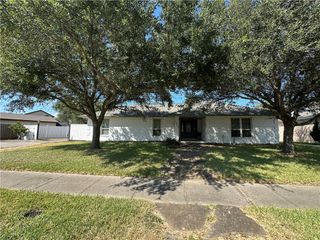 1905 Oak Ridge Dr, Portland, TX 78374