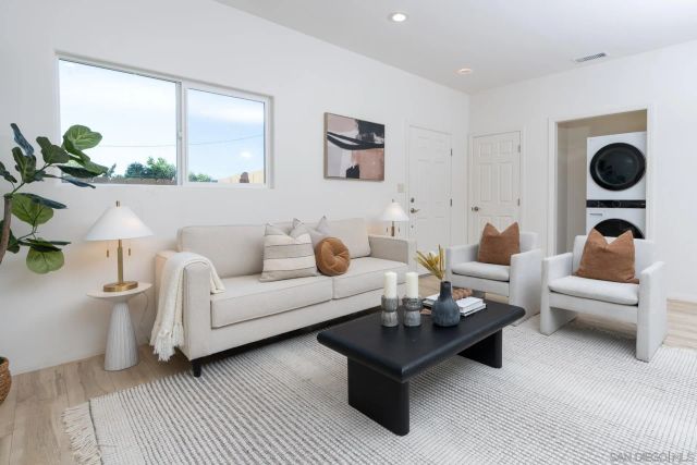 12327 Lemon Crest Dr, Lakeside, CA 92040