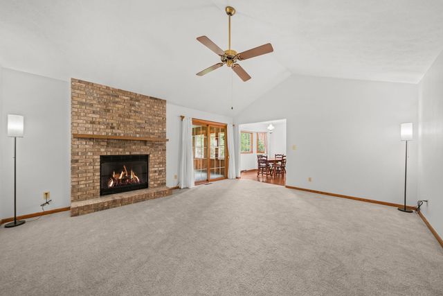 667 Westport Drive, Rockton, IL 61072