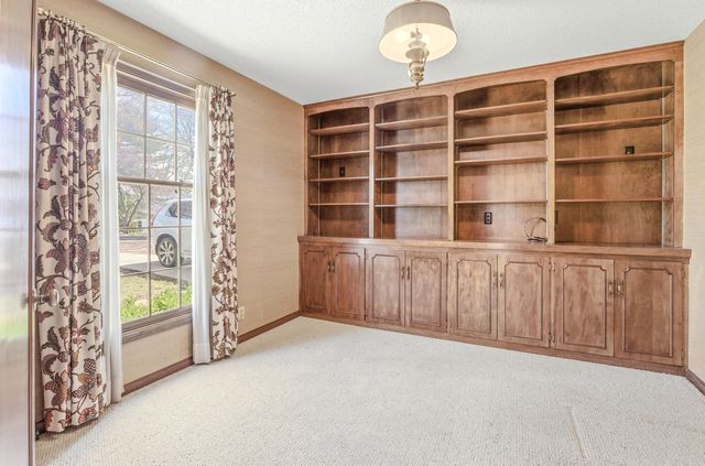 1105 LAKESIDE DR, Columbia, MO 65203
